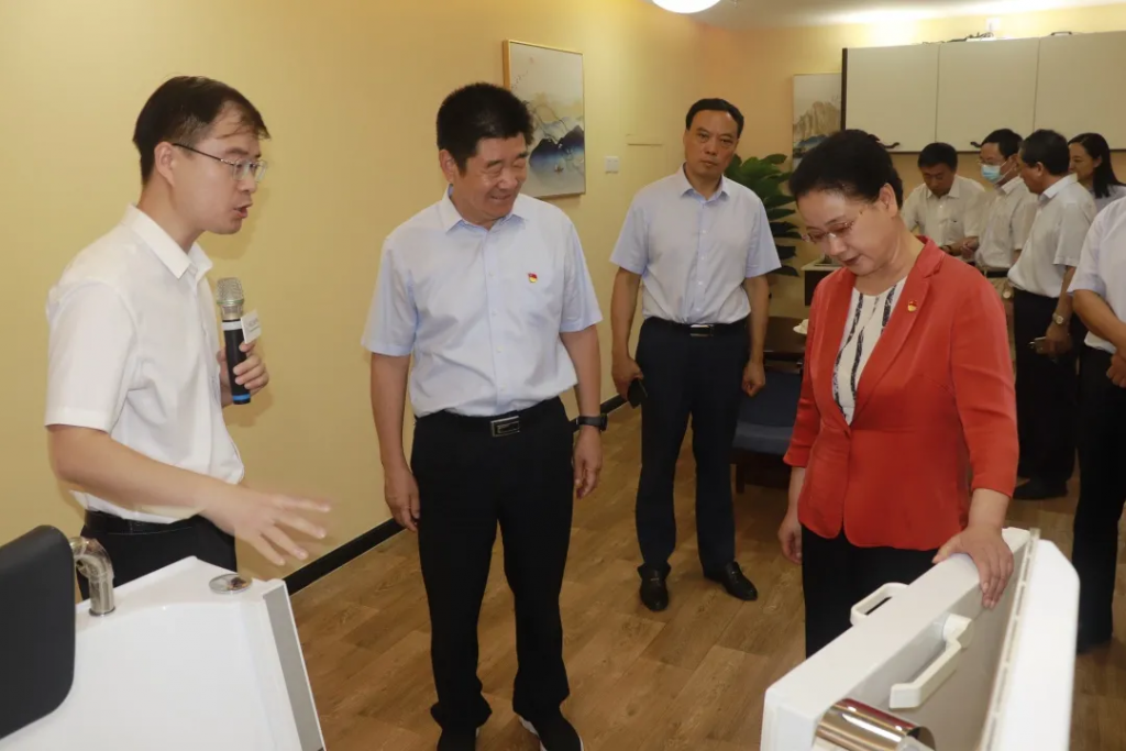 安陽市人大常委會黨組書記、主任徐家平蒞臨設計城參觀考察