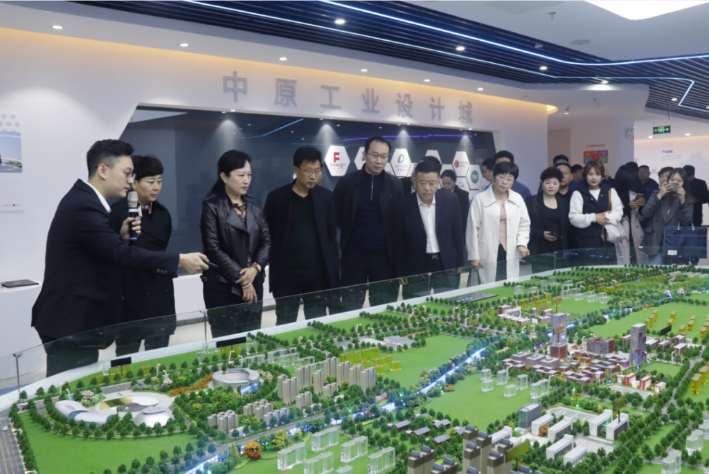 讓設(shè)計(jì)賦能企業(yè)——焦作市委統(tǒng)戰(zhàn)部副部長、市工商聯(lián)黨組書記武曉紅率領(lǐng)企業(yè)家參觀團(tuán)走進(jìn)設(shè)計(jì)城