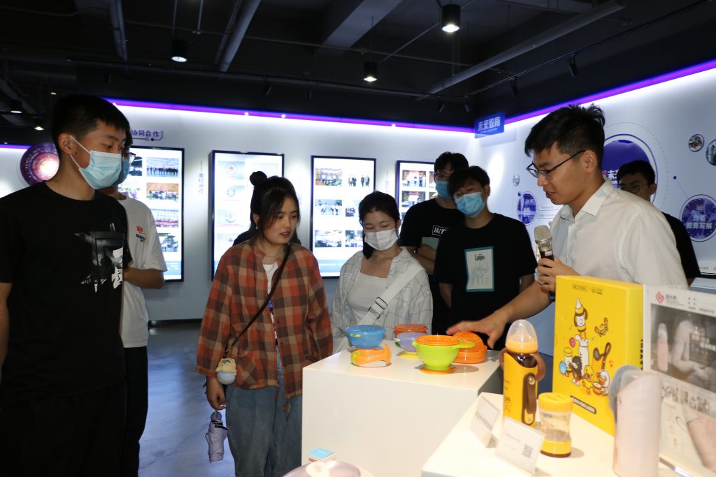 【察研觀設(shè)】山東建筑大學(xué)師生前來(lái)濟(jì)南國(guó)際創(chuàng)新設(shè)計(jì)產(chǎn)業(yè)園研學(xué)考察