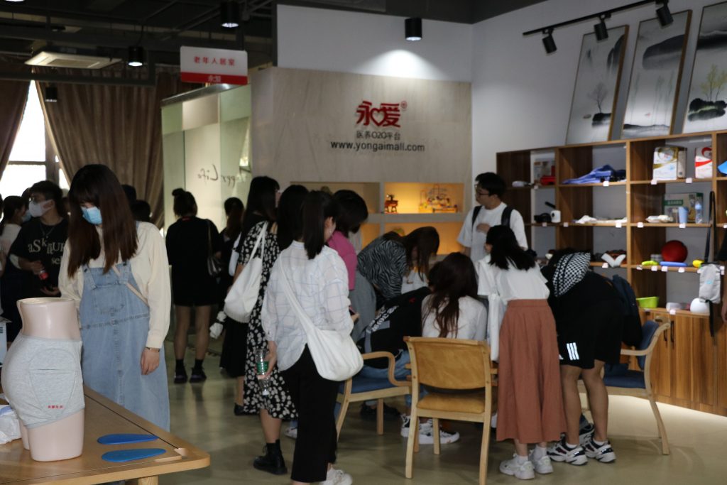 【察研觀設(shè)】山東建筑大學(xué)師生前來(lái)濟(jì)南國(guó)際創(chuàng)新設(shè)計(jì)產(chǎn)業(yè)園研學(xué)考察
