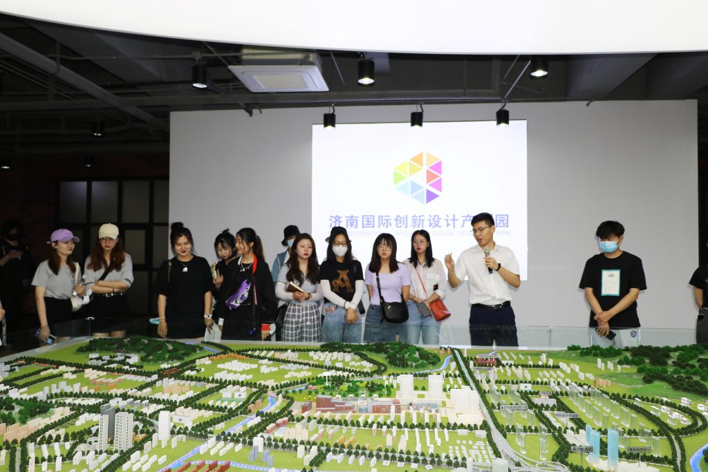 【察研觀設(shè)】山東建筑大學(xué)師生前來(lái)濟(jì)南國(guó)際創(chuàng)新設(shè)計(jì)產(chǎn)業(yè)園研學(xué)考察