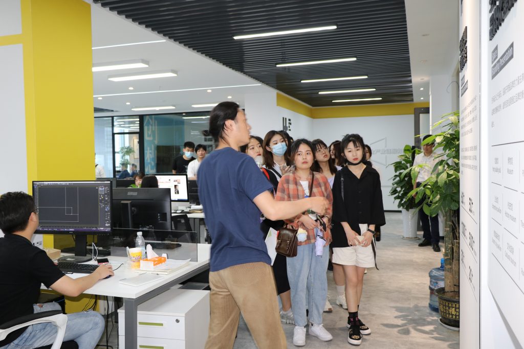 【察研觀設(shè)】山東建筑大學(xué)師生前來(lái)濟(jì)南國(guó)際創(chuàng)新設(shè)計(jì)產(chǎn)業(yè)園研學(xué)考察