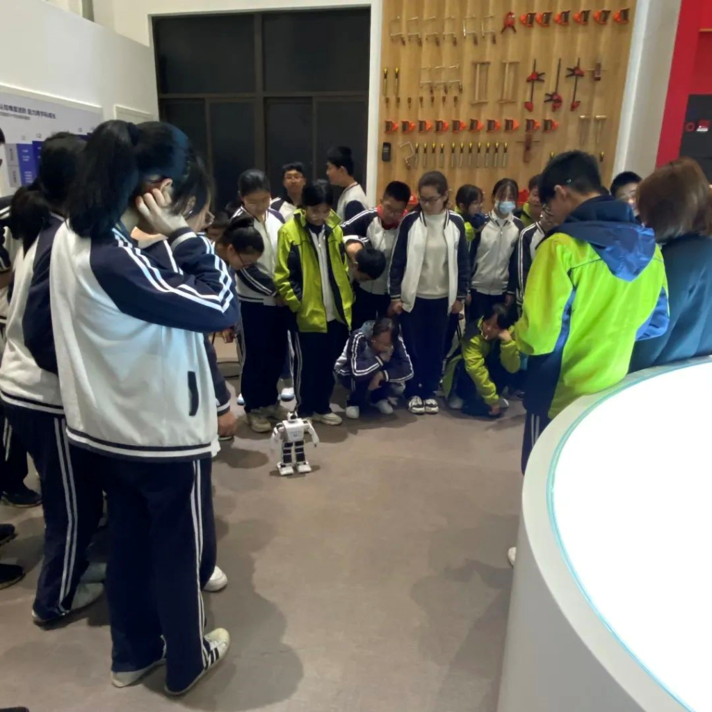 少年強(qiáng)則國強(qiáng)！掌起學(xué)子親密接觸人工智能