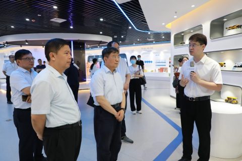 河南省政協(xié)副主席龔立群一行蒞臨設(shè)計城參觀調(diào)研
