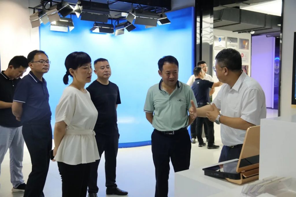 廬山市副市長趙木林考察中部教裝城，他稱贊道...