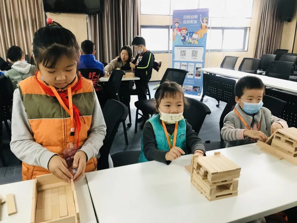 中原工業(yè)設(shè)計(jì)城：開展“未來(lái)魔方——百木搭”課程，感受“百木”魅力