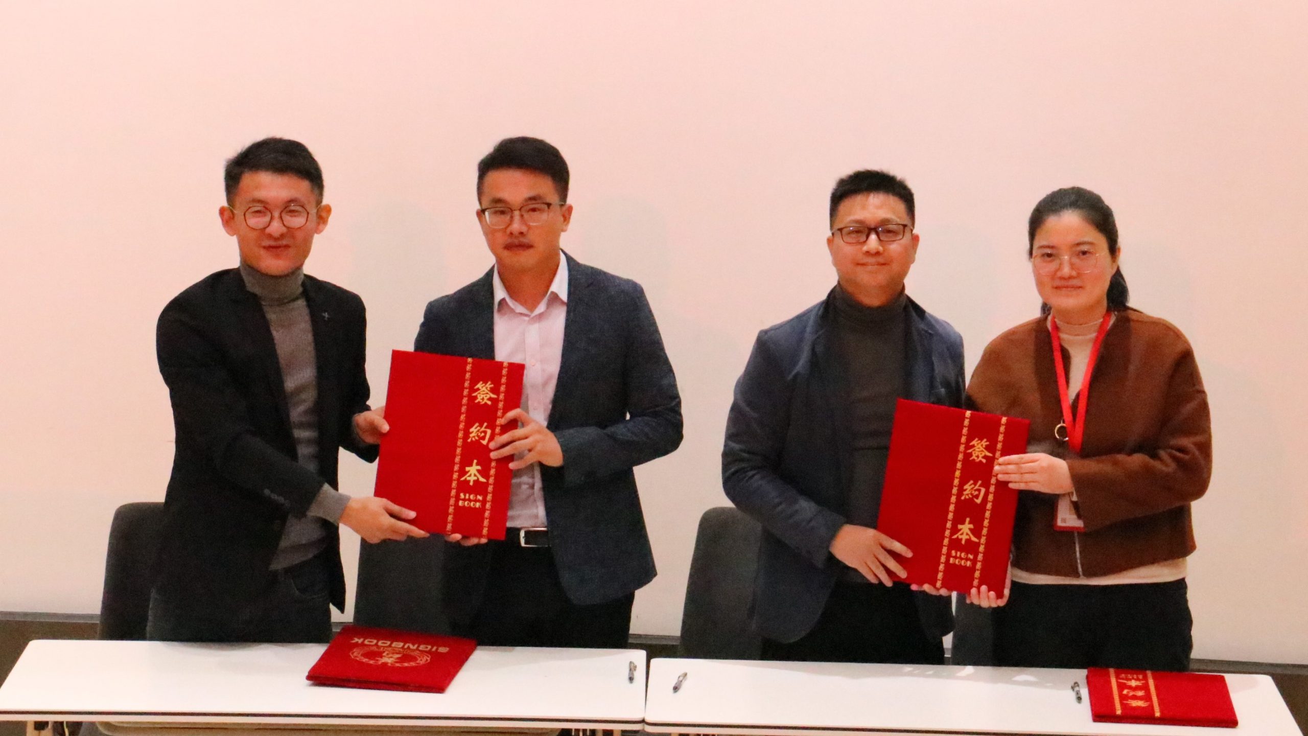 灣區(qū)校企協(xié)同創(chuàng)新賦能產(chǎn)業(yè)發(fā)展對接活動(dòng)暨灣區(qū)設(shè)計(jì)人才聯(lián)合培養(yǎng)簽約儀式成功舉辦