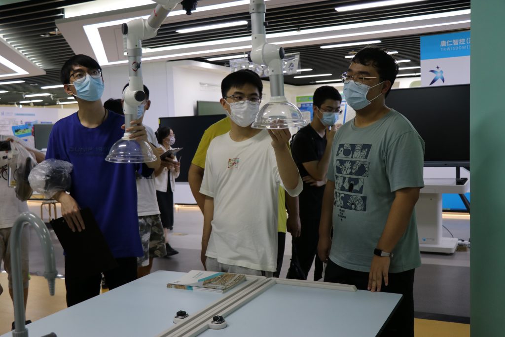 南方科技大學(xué)學(xué)生體驗特色教育裝備