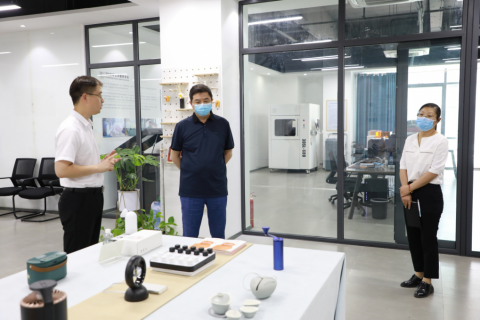 河南省科技企業(yè)孵化器協(xié)會會長劉華一行蒞臨設(shè)計城參觀調(diào)研